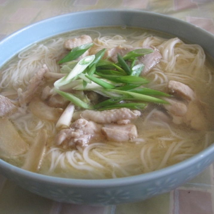 台湾風鶏肉入り素麺ゴマ油スープ